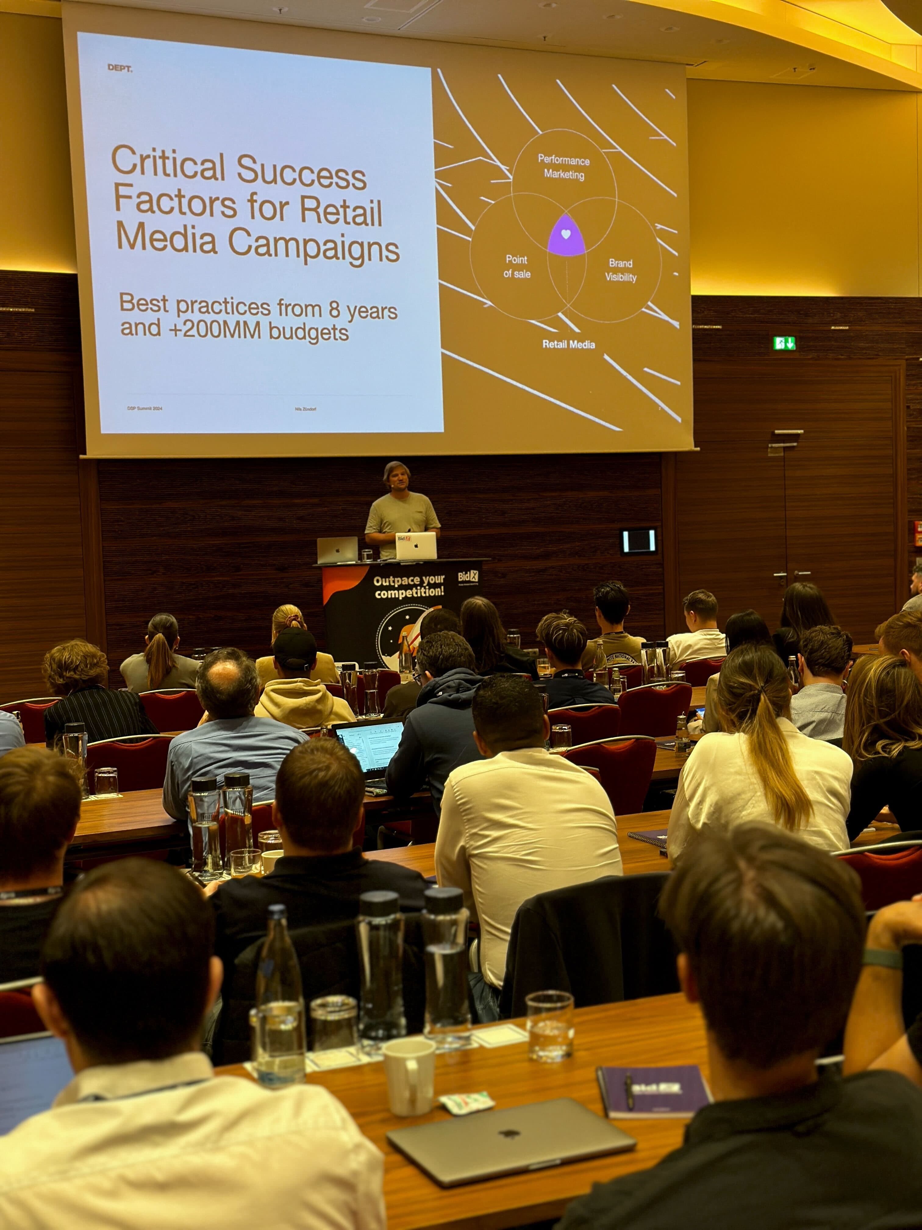 DSP Summit BidX — Amazon-DSP-Speaker auf der Bühne (Frankfurt-Region)