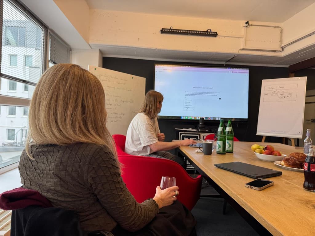 Nils Zündorf leading the AI workshop at Henkel